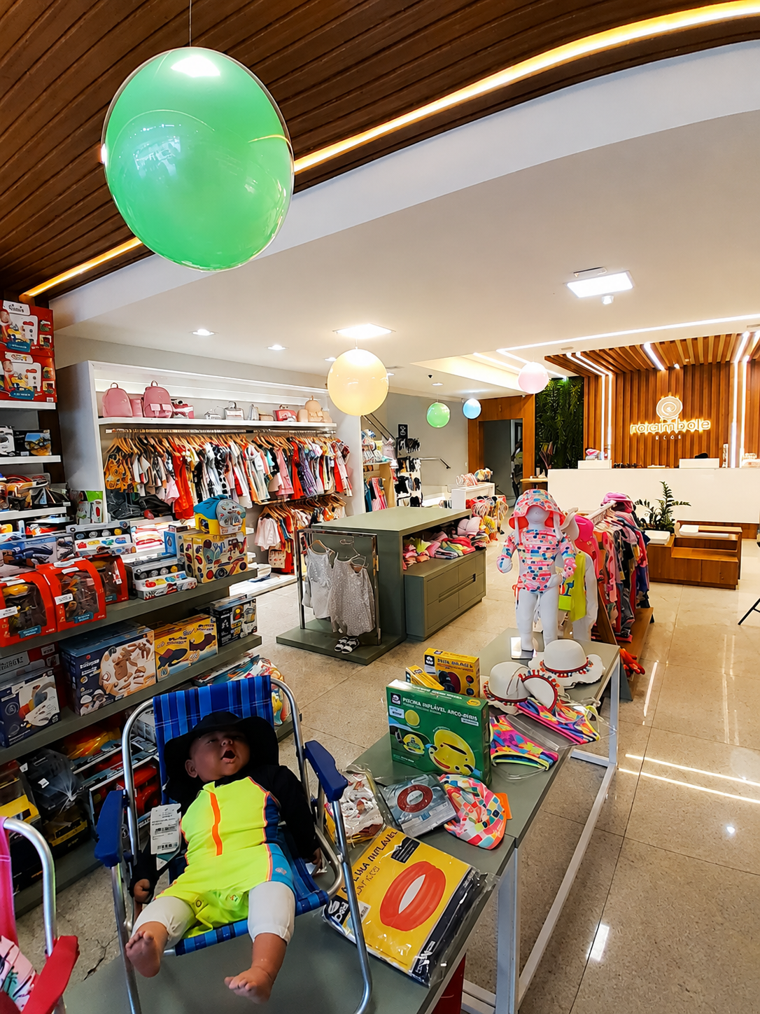 Vitrine de roupas infantis e brinquedos