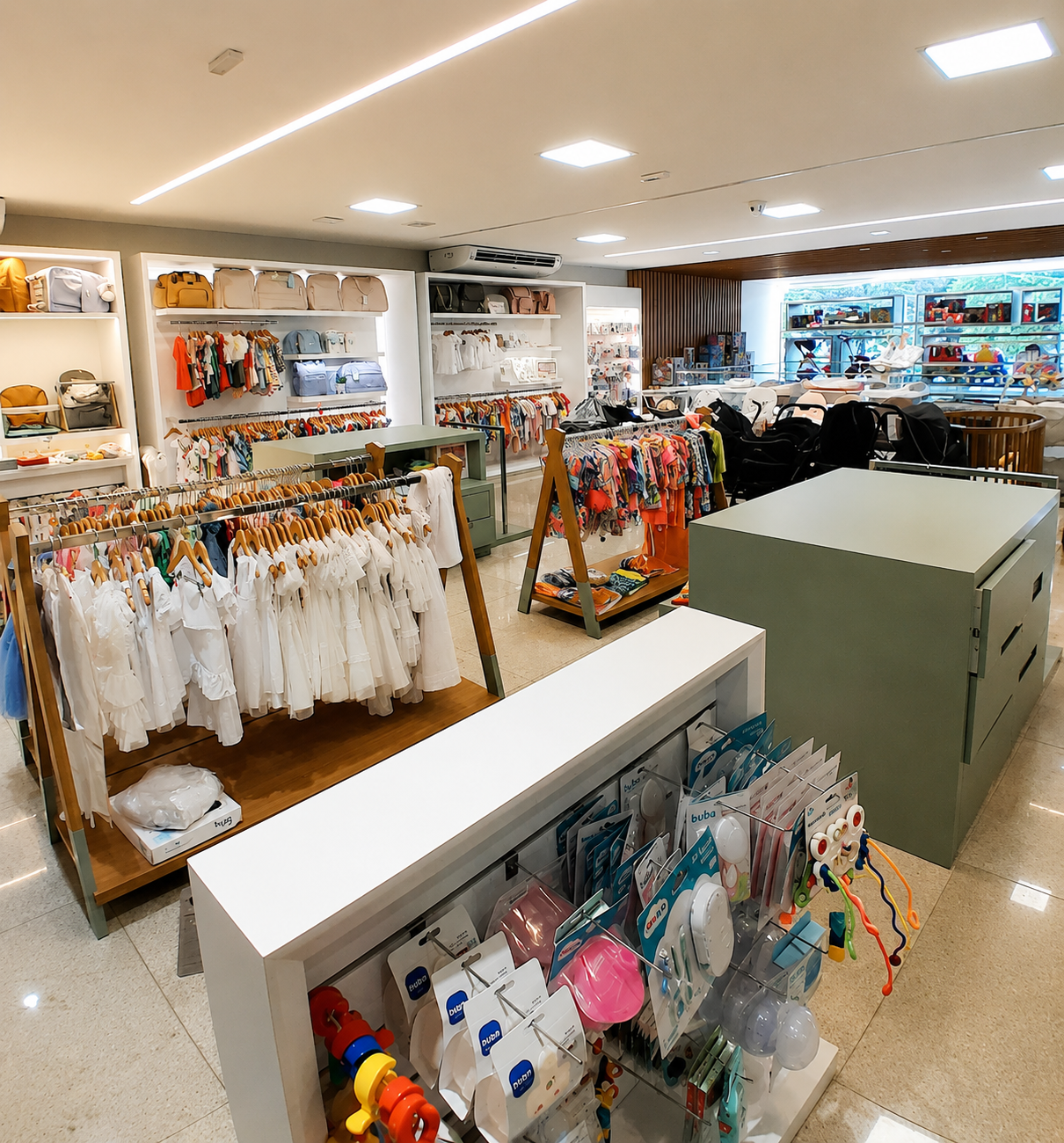 Interior da loja Rocambole Kids — roupas e enxoval